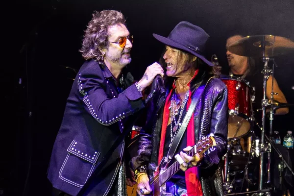 Joe Perry Project 2025 live performance with Chris Robinson and Joe Perry on stage.