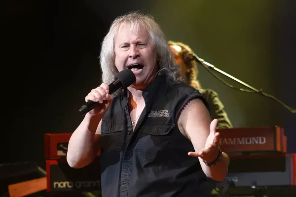 Kansas lead singer Ronnie Platt performing live on stage