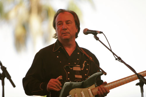 Jim Messina: The Master Architect of the California Sound and 5 Decades of Musical Genius. 1 Jim Messina performing live at a concert venue with his guitar