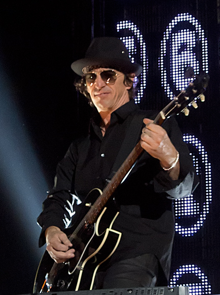 Izzy Stradlin performing live