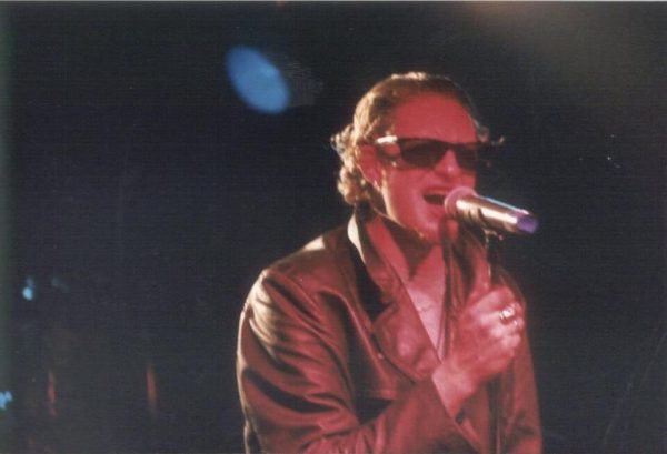 Layne Staley performing live with Alice in Chains